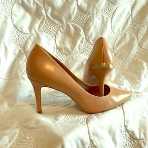 Nude pumps